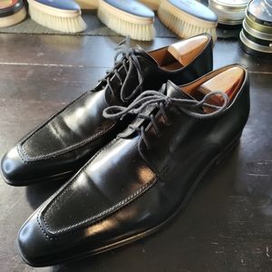 Magnanni black apron toe 8.5, they can fit a 9. Some wear on the heel.